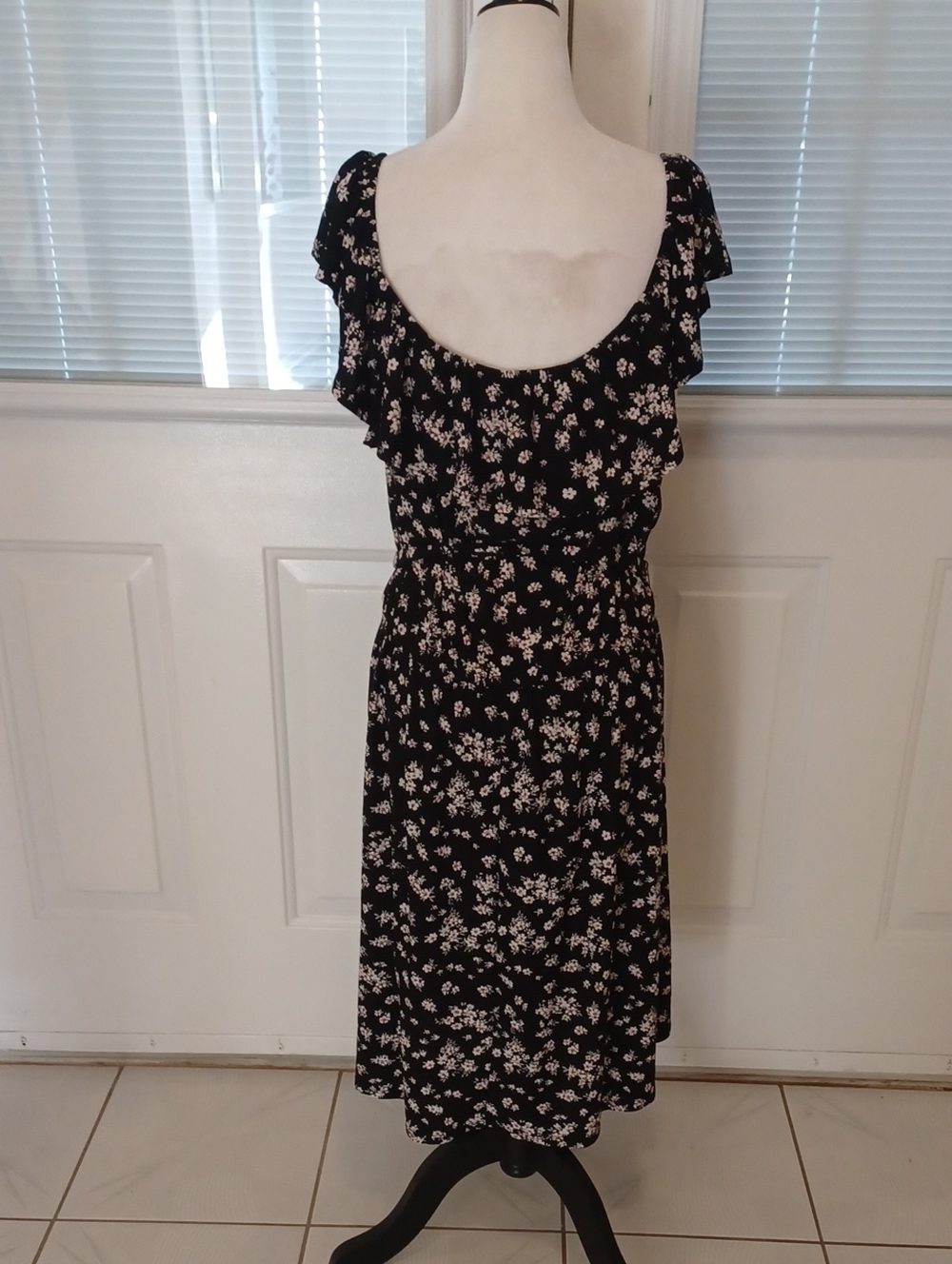 4/$80 Black Floral Ruffle-Sleeve Dress - Size 3X - Picture 4 of 6